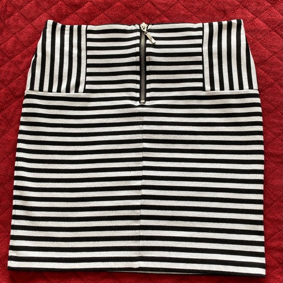 Black & White striped mini skirt Forever 21 size S - Picture 4 of 5